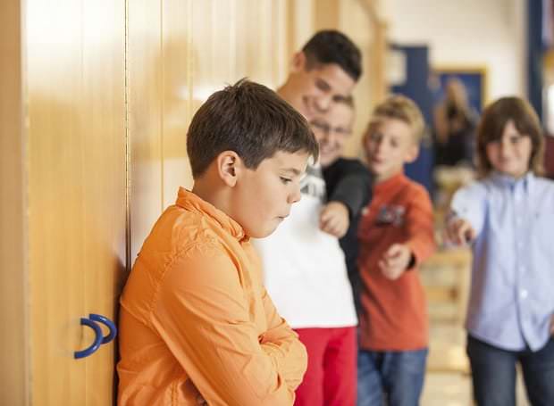 Какие ошибки родителей могут превратить ребёнка в изгоя