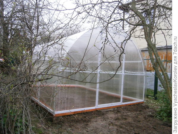 Какими характеристиками и достоинствами обладают теплицы слава сп?