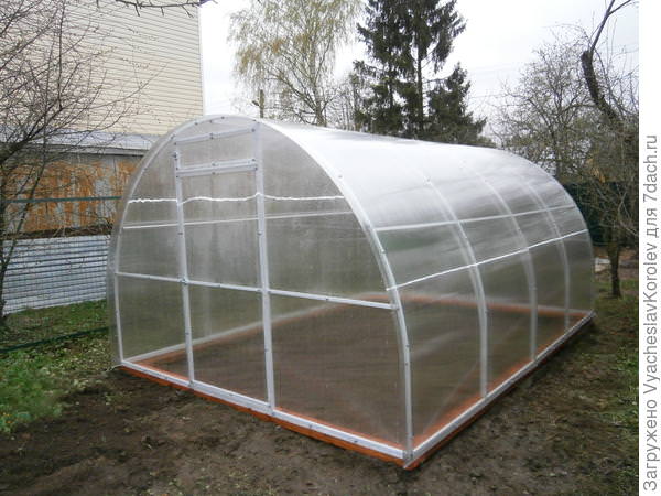 Какими характеристиками и достоинствами обладают теплицы слава сп?