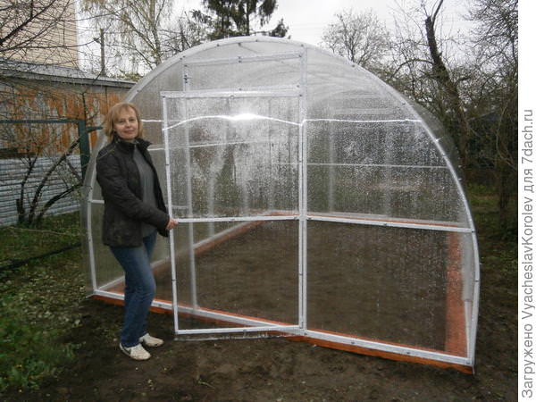 Какими характеристиками и достоинствами обладают теплицы слава сп?