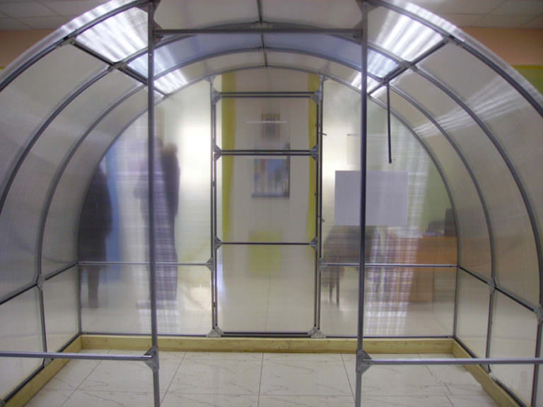 Какими характеристиками и достоинствами обладают теплицы слава сп?