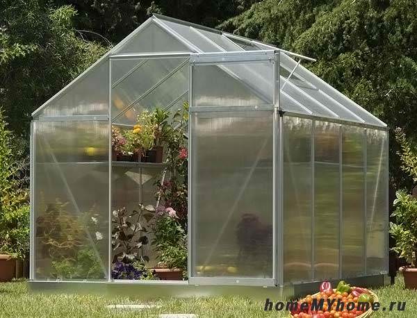 Какими преимуществами обладают теплицы из поликарбоната домиком?