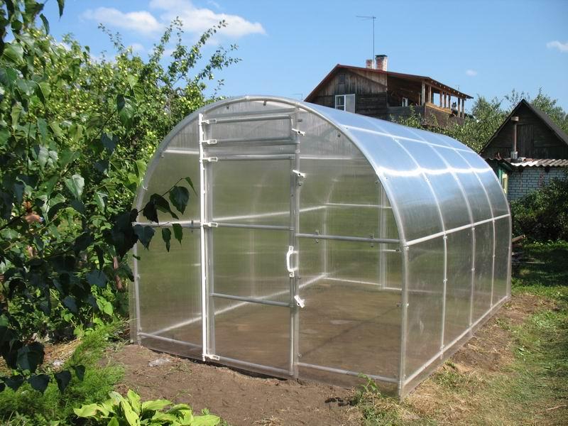 Какими преимуществами обладают теплицы из поликарбоната домиком?