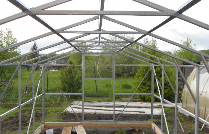 Какими преимуществами обладают теплицы из поликарбоната домиком?