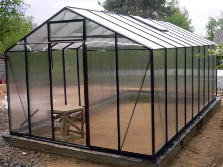 Какими преимуществами обладают теплицы из поликарбоната домиком?
