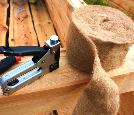 Какой межвенцовый утеплитель выбрать для бруса: сравнительный обзор вариантов – всё о банях