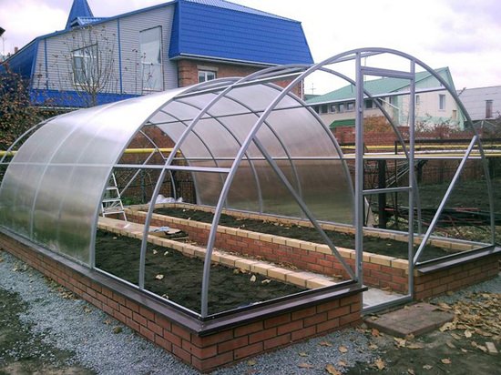 Круглогодичная теплица: видовое разнообразие и этапы самостоятельного возведения
