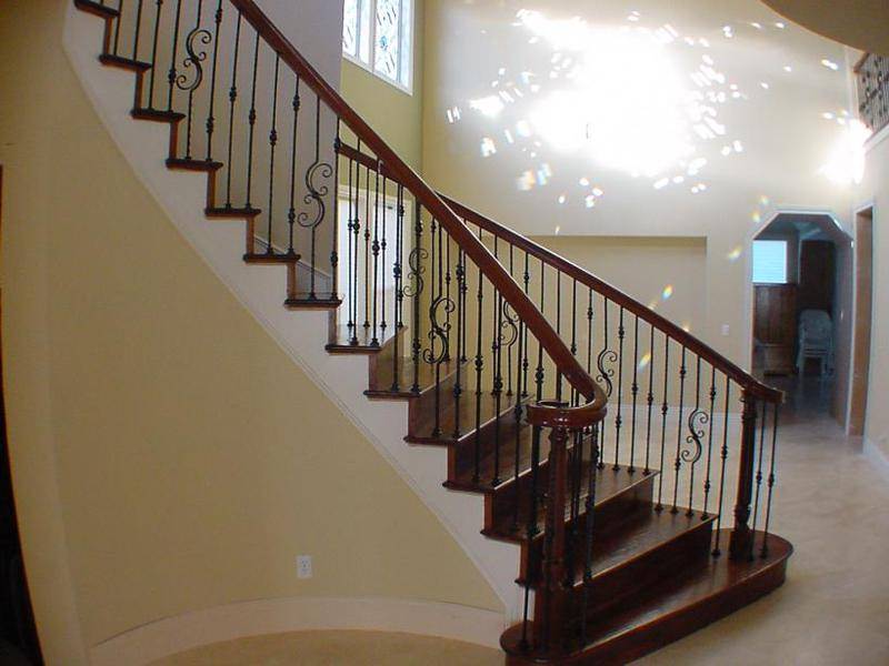 Металлические балясины в конструкции лестницы