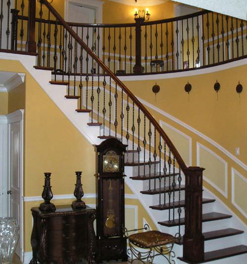 Металлические балясины в конструкции лестницы