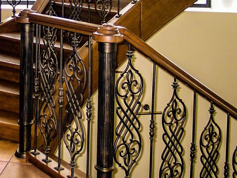 Металлические балясины в конструкции лестницы