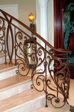 Металлические балясины в конструкции лестницы