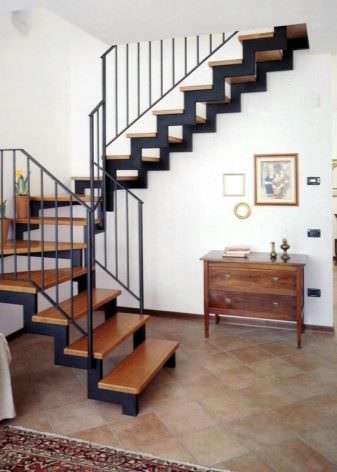 Металлические лестницы для дома: виды, особенности, преимущества