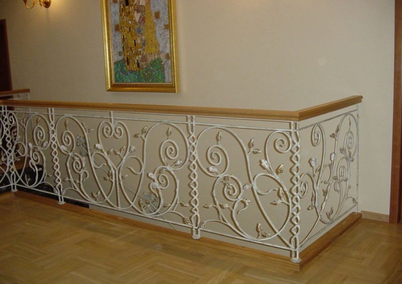 Металлические ограждения для лестницы: особенности конструкции