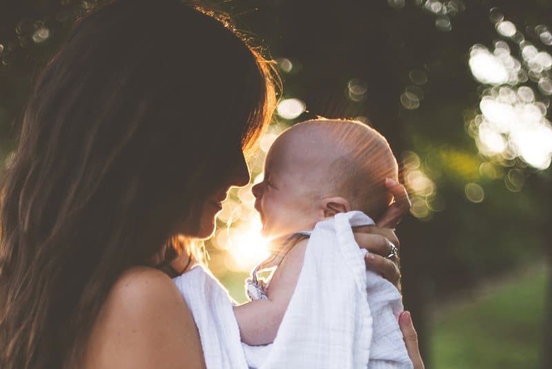 Молитвы за сына: 8 сильных молитв о защите, удаче и здоровье