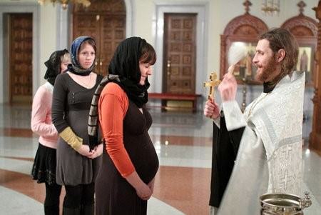 Можно ли беременным ходить в церковь: какие существуют ограничения