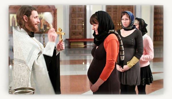 Можно ли беременным ходить в церковь: какие существуют ограничения