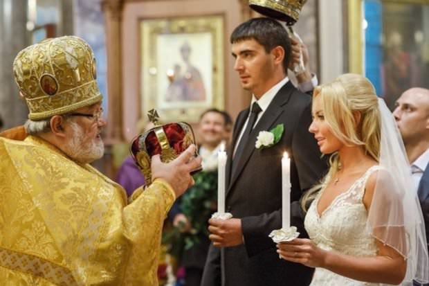 Можно ли беременным ходить в церковь: какие существуют ограничения