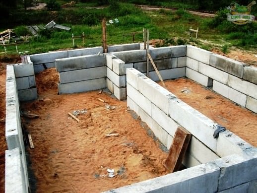 Можно ли строить фундамент бани из фбс разных размеров? – всё о банях