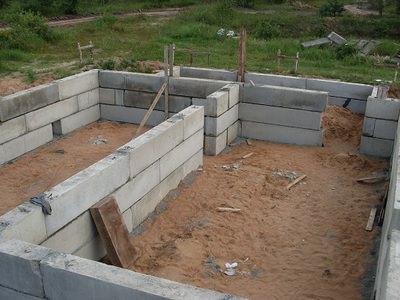 Можно ли строить фундамент бани из фбс разных размеров? – всё о банях
