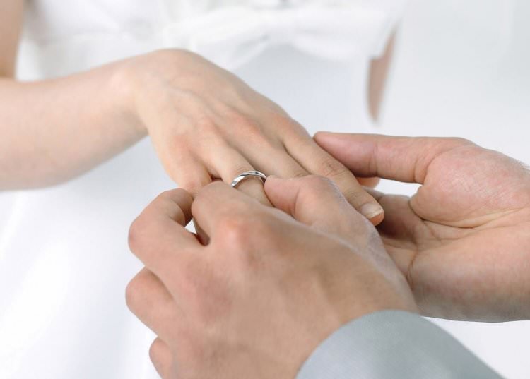 На каком пальце носят обручальное кольцо в России и других странах