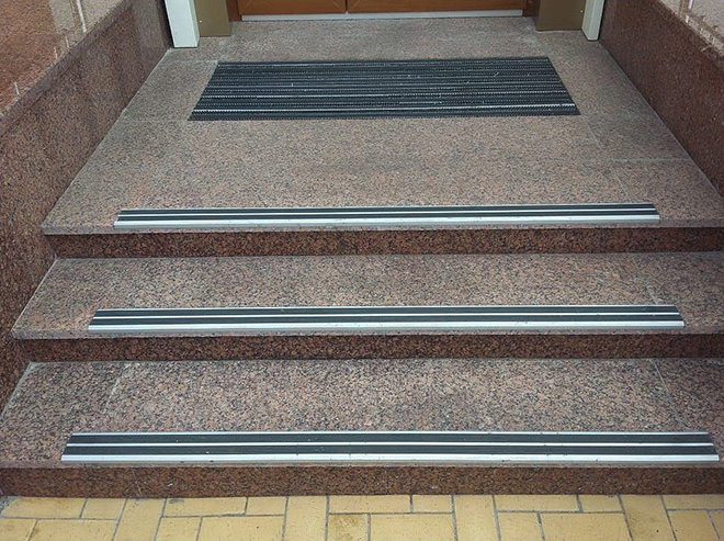 Накладки на ступени: виды, материалы, назначение.