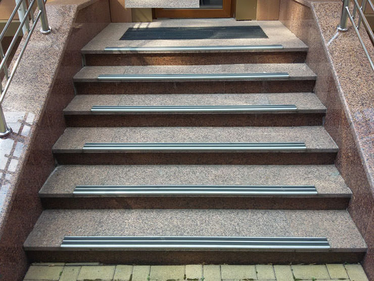 Накладки на ступени: виды, материалы, назначение.