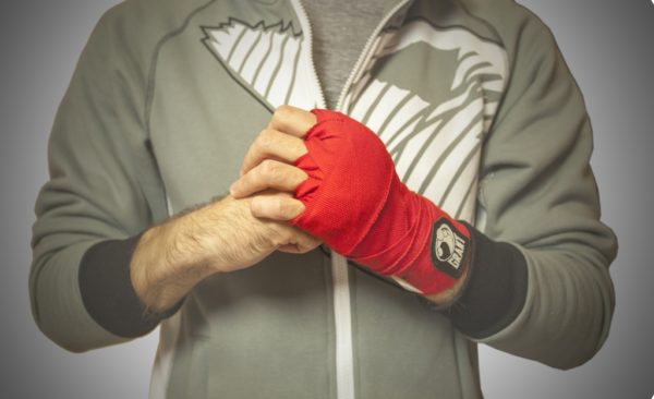 Наматываем боксерские бинты правильно: обзор самых распространенных способов