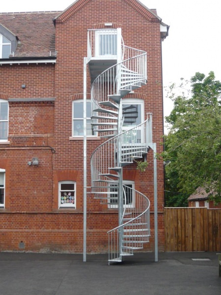 Наружные пожарные лестницы: установка и эксплуатация