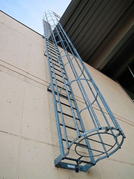 Наружные пожарные лестницы: установка и эксплуатация