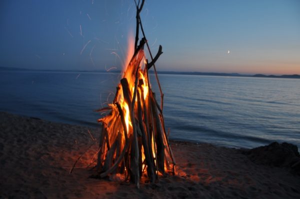 Обзор 10 видов костров: способы разведения и предназначение