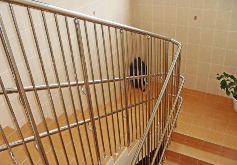 Ограждение лестницы от детей: что нужно знать