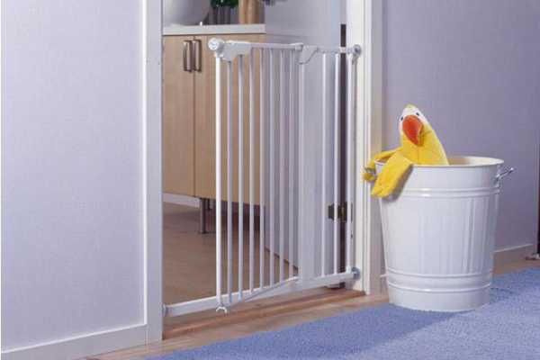 Ограждение лестницы от детей: что нужно знать