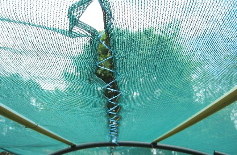 Особенности выбора затеняющей сетки для теплиц и навесов