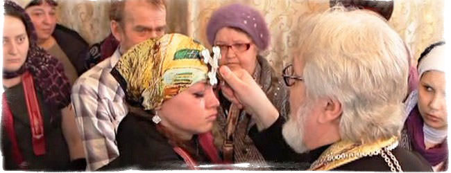 Отчитка молитвами в храме против одержимости и порчи