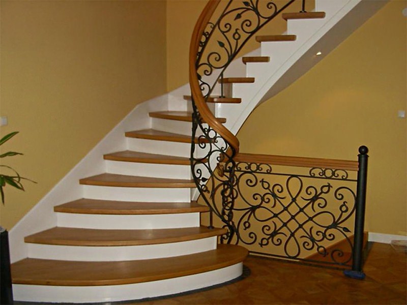 Отделка бетонной лестницы: особенности и преимущества