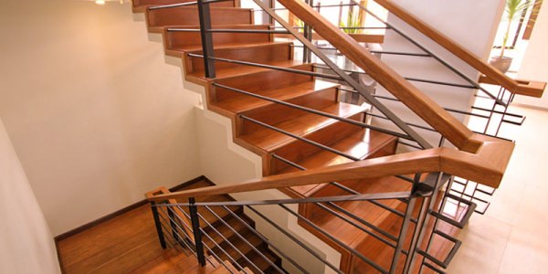 Отделка бетонной лестницы: особенности и преимущества