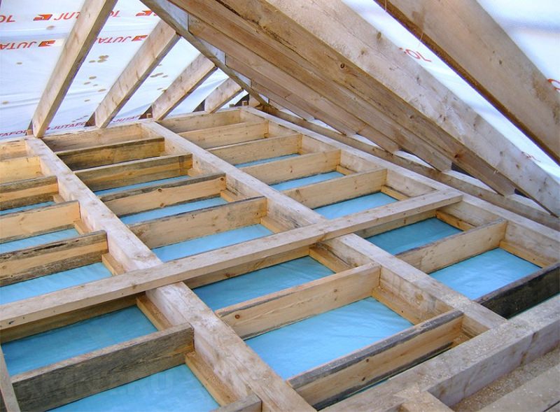 Перекрытие по деревянным балкам: расчет и монтаж