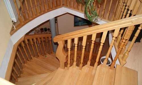 Перила деревянные: особенности материалов и конструкции