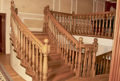 Перила деревянные: особенности материалов и конструкции