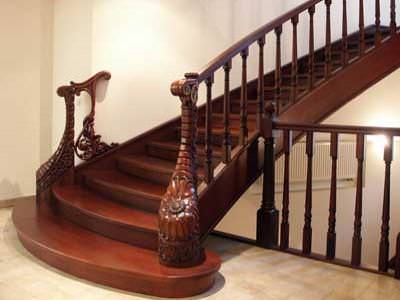 Перила деревянные: особенности материалов и конструкции