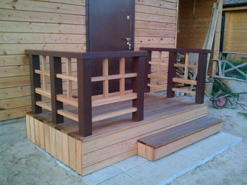 Перила из дерева для крыльца: сделать своими руками, из дпк