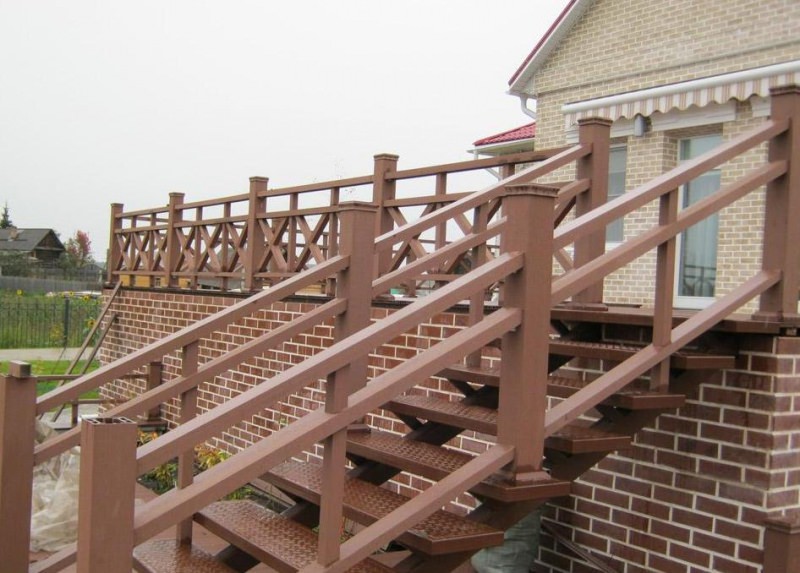 Перила из дерева для крыльца: сделать своими руками, из дпк