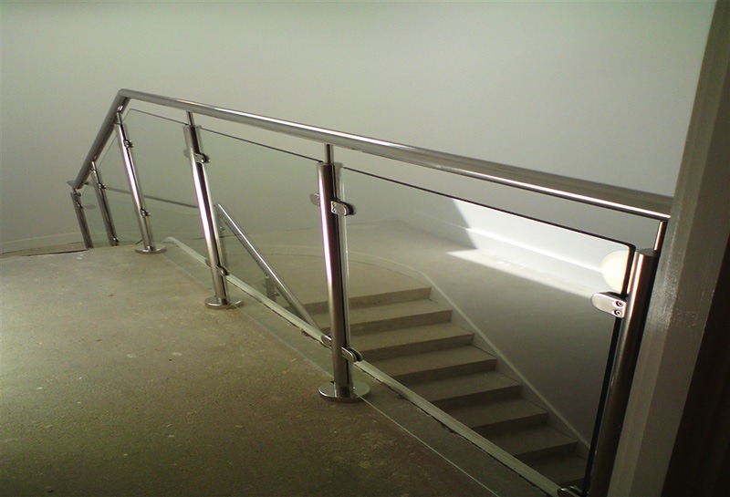 Перила из нержавеющей стали, их строение и применени