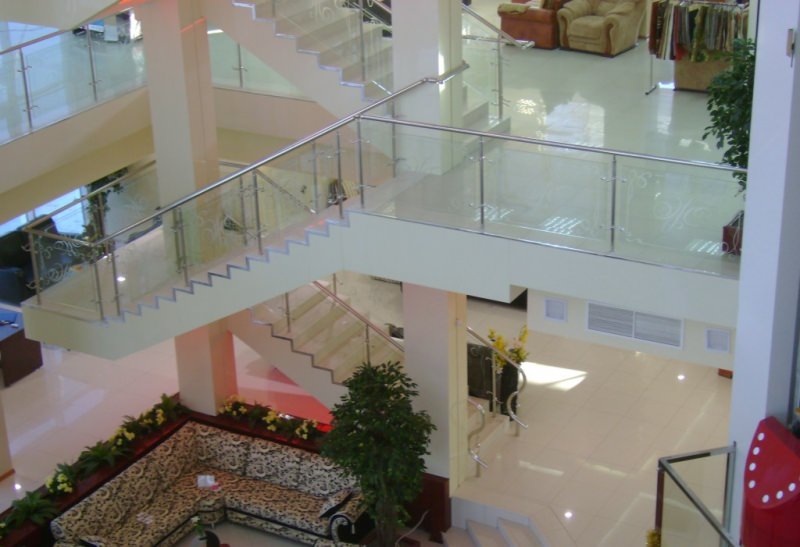 Перила из стекла: материалы, крепежи и особенности монтажа