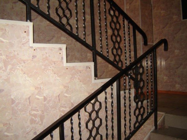 Перила металлические: виды и особенности монтажа