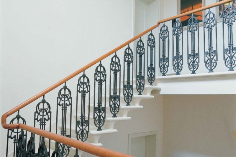 Перила металлические: виды и особенности монтажа