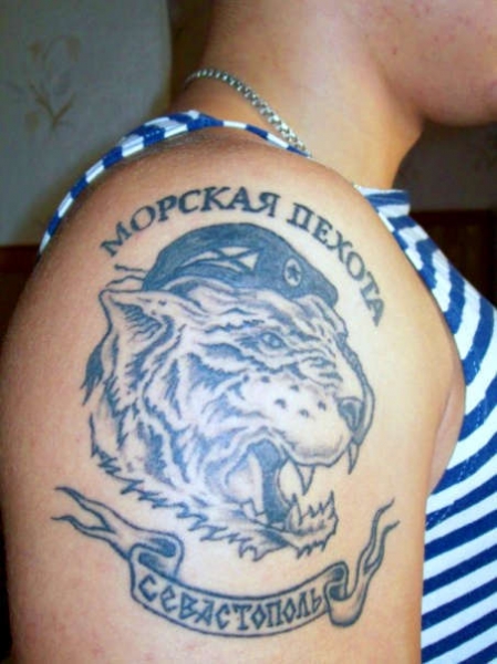 Почему и с какими татуировками не берут в армию: запрещены ли, отношение к тату на службе, бьют ли за наколки