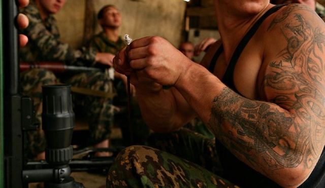Почему и с какими татуировками не берут в армию: запрещены ли, отношение к тату на службе, бьют ли за наколки