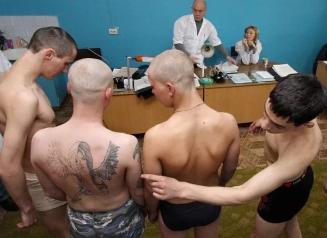 Почему и с какими татуировками не берут в армию: запрещены ли, отношение к тату на службе, бьют ли за наколки