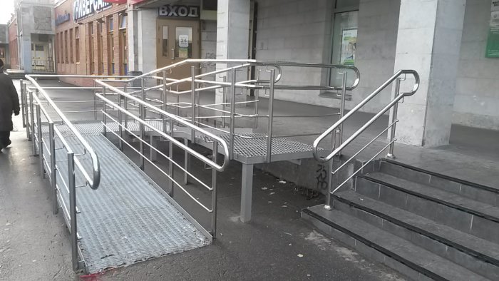 Поручни для лестниц и пандусов: виды и специфика